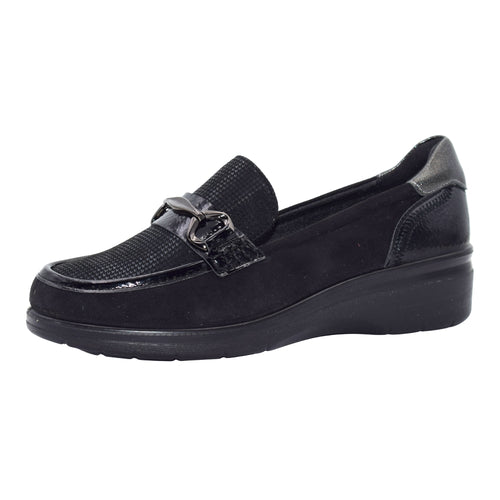 Mocasines Cómodos de Mujer Amarpies con Cuña Confort y Adorno Metálico - Color Negro